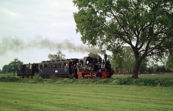 SPREEWALD mit Zug&nbsp;13 an den Wiesen vor Vilsen&nbsp;Ort, um 18:13h am 14.05.2005