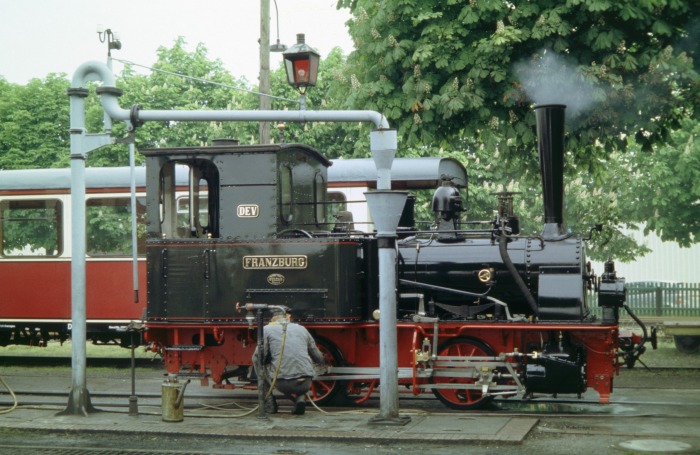 Auch FRANZBURG ist bereits unter Dampf, neben Wasserkran im Bw&nbsp;Bruchhausen-Vilsen, um 10:15h am 16.05.2005