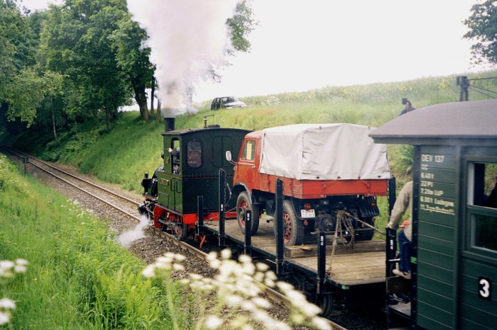 Lok FRANZBURG mit GmP&nbsp;411 hinter der Abfahrt am Haltepunkt Vilser&nbsp;Holz, um 11:57h am 04.06.2006