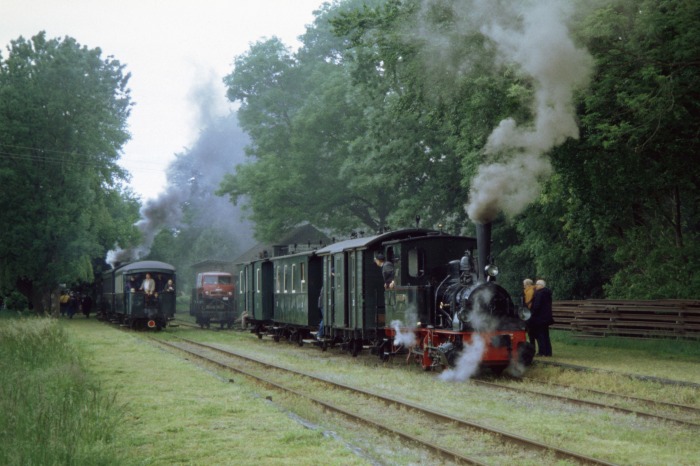 Lok FRANZBURG wartet in Heiligenberg auf die Abfahrt des Gegenzuges, vor dem Lok SPREEWALD&nbsp;Tv zur Abfahrt Richtunge Bruchhausen-Vilsen bereit ist, um ca.12:30h am 04.06.2006