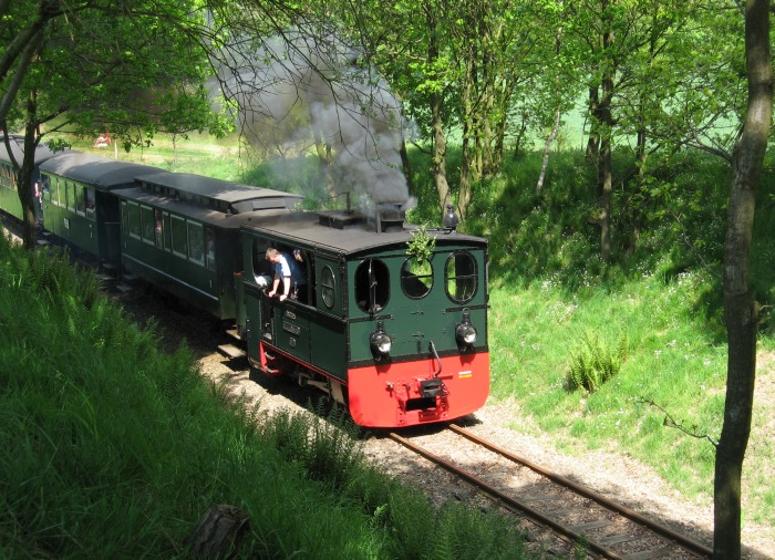 PLETTENBERG mit Zug&nbsp;107 im Einschnitt hinter Vilser&nbsp;Holz, um 14:19h am 11.05.2008