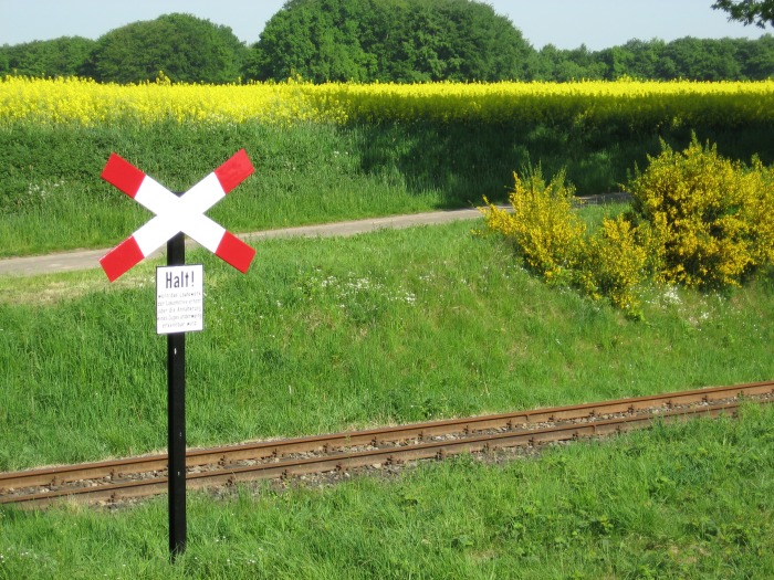 historisch beschrifteter Bahnübergang zwischen Vilser&nbsp;Holz und Heiligenberg, fotografiert am 12.05.2008