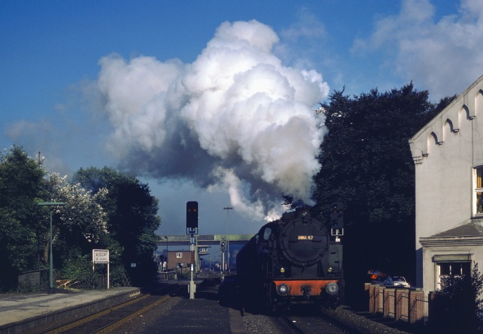 ANNA&nbsp;N.7 zieht mit Kohlenzug weit heraus aus dem Zechengelände vor auf Bundesbahngleis im Personenbahnhof Alsdorf, um 8:15h am 06.09.1979