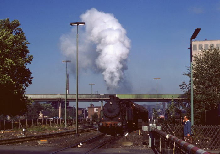 ANNA&nbsp;N.1 ebenfalls vorziehen über den Bahnübergang bis in den Personenbahnhof Alsdorf, um 9:10h am 06.09.1979