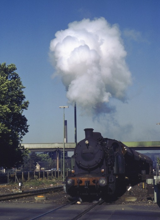 ANNA&nbsp;N.1 vorziehen über den Bahnhübergang bis in den Personenbahnhof Alsdorf, um 9:10h am 06.09.1979