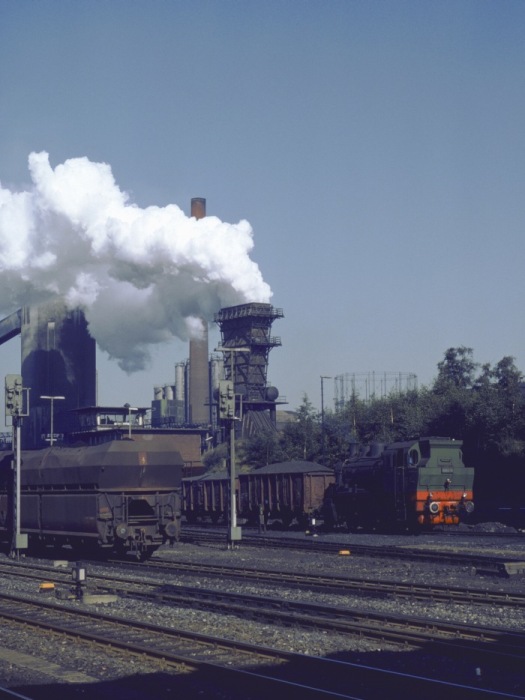 ANNA&nbsp;11 zieht mit Schlacke gefüllte O-Wagen vom Verladeturm weg, ca.10:00h am 06.09.1979