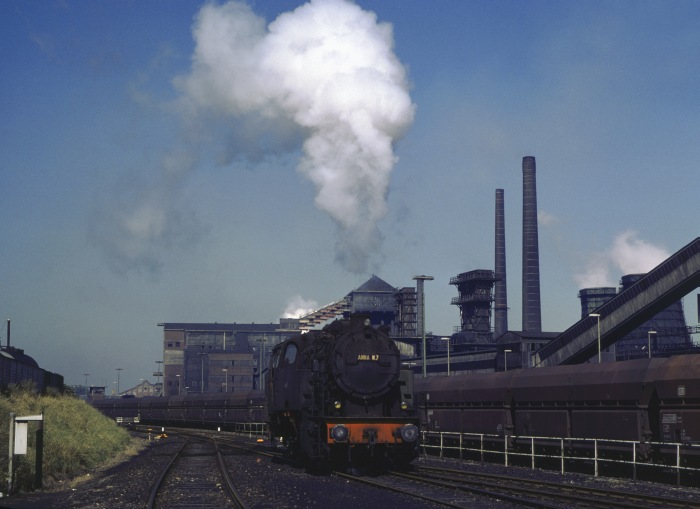 ANNA&nbsp;7 beim Umsetzen vor der beeindruckend großen Kulisse des Grubengländes, am 06.09.1979