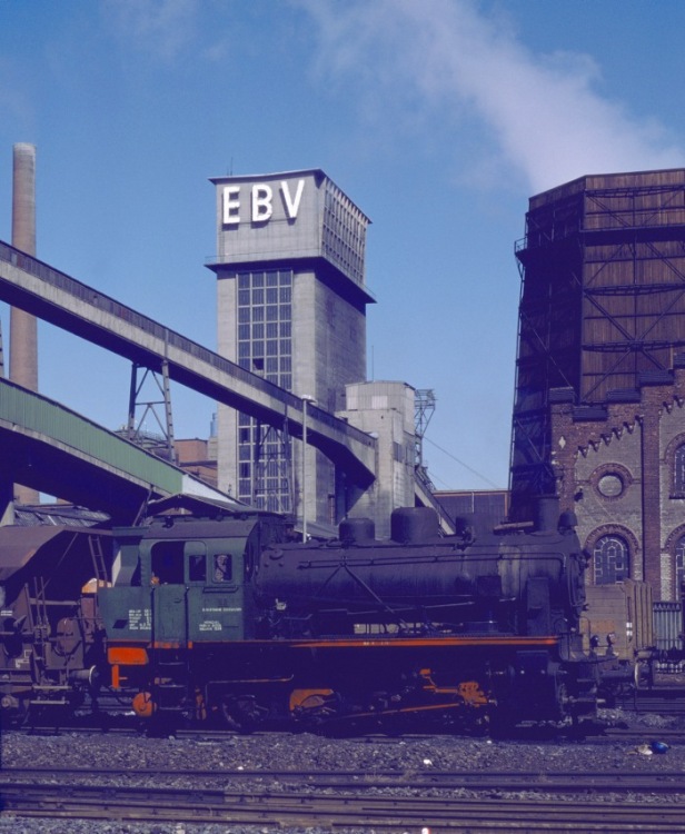 ANNA&nbsp;8 vor dem Förderturm beim Rangieren mit Kohlewagen, um 12:20h am 06.09.1979