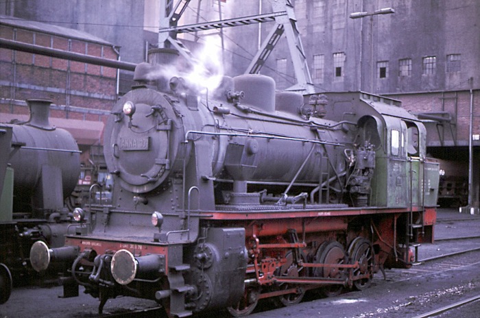 ANNA&nbsp;10 fotografiert bei einer Ruhepause im Werksgelände, am 26.05.1979.