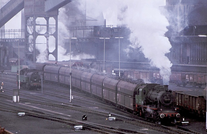 ANNA&nbsp;8 zieht mit Kohlenzug vor und typischer Einblick ins Grubengelände und die EBV-Gleisanlagen, am 26.05.1979