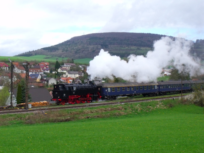 BB&nbsp;262 Tv mit UEF-Sonderzug an der südlichen Ausfahrt von Fützen (abwärts Richtung Weizen), um 11:50h am 16.04.2016