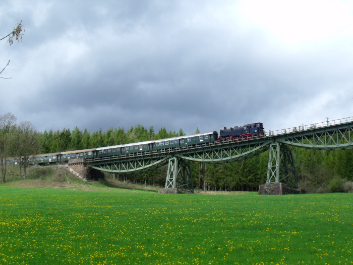 BB&nbsp;262&nbsp;Tv mit regulärem Museumszug der Bahn, abwärts fahrend auf dem Biesenbach-Viadukt, um 14:14h am 16.04.2016