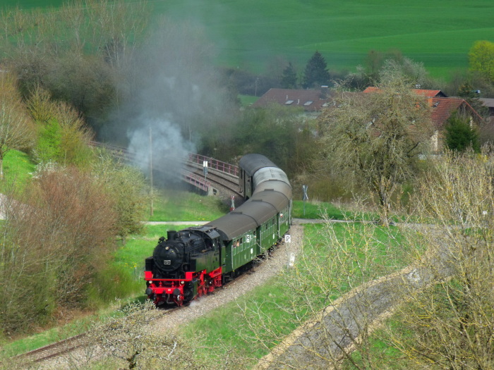 BB&nbsp;262&nbsp; mit Regelzug der Sauschwänzlebahn Weizen&rarr;Blumberg, in der Kurve hinter der B314-Brücke oberhalb Fützen, um 16:21h am 16.04.2016