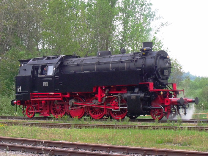 BB&nbsp;262 fährt vor zu den östlichen Abstellgleisen zum Abholen des Museumszuges in Blumberg, um 9:22h am 28.05.2016