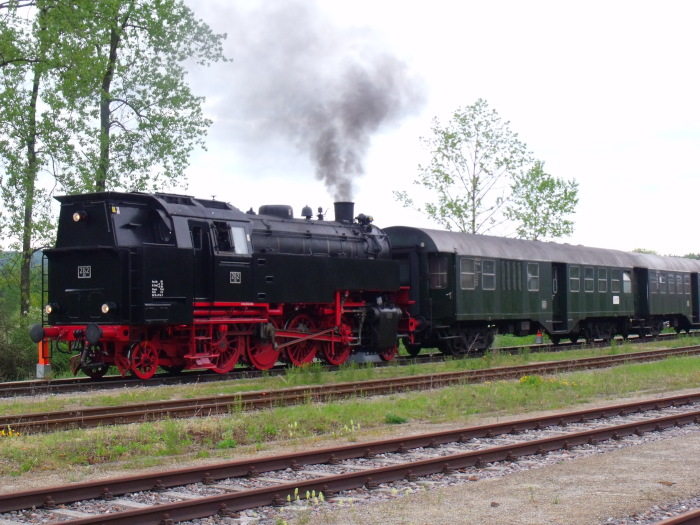 262&nbsp;BB&nbsp;Tv holt den Museumszug der Bahn vom Abstellgleis in den Bahnhof Blumberg, um 9:30h am 28.05.2016