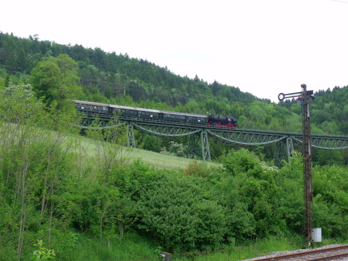 262&nbsp;BB&nbsp;Tv mit Zug Blumberg&rarr;Weizen abwärts fahrend auf dem Biesenbach-Viadukt, um 14:17h am 28.05.2016