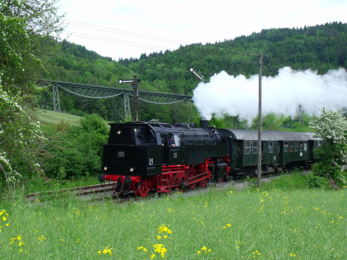 262&nbsp;BB&nbsp;Tv mit Zug Blumberg&rarr;Weizen abwärts, Ausfahrt Epfenhofen, um 14:26h am 28.05.2016