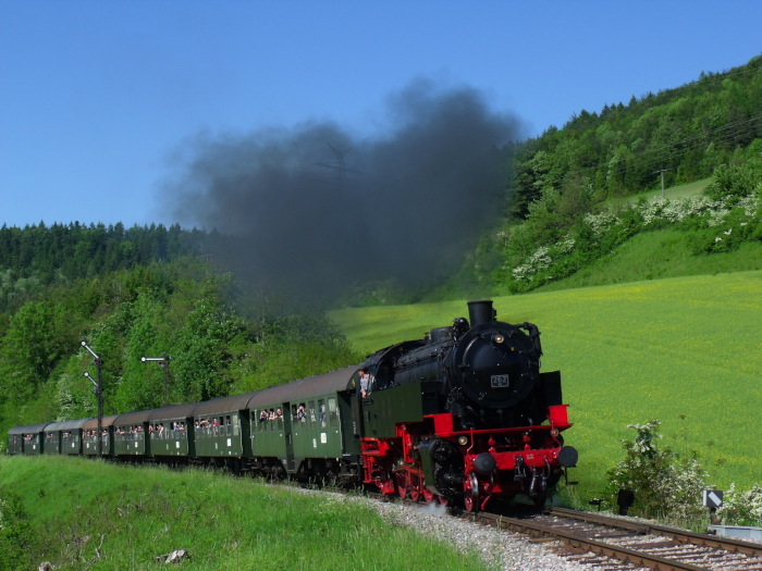 262&nbsp;BB&nbsp; mit Zug Weizen&rarr;Blumberg an der Ausfahrt von Epfenhofen, um 16:30h am 28.05.2016