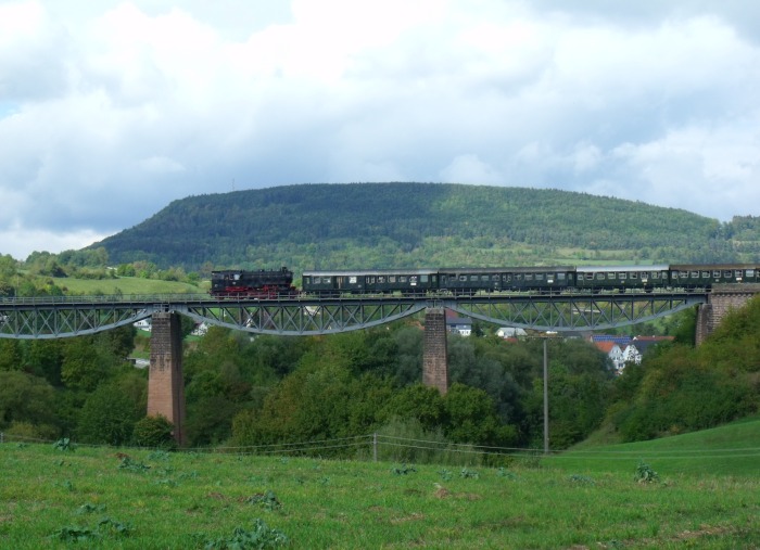 BB&nbsp;262&nbsp;Tv mit Zug von Blumberg nach Weizen abwärts fahrend, auf dem Mühltental-Viadukt südlich von Fützen, um 14:43h am 14.09.2018