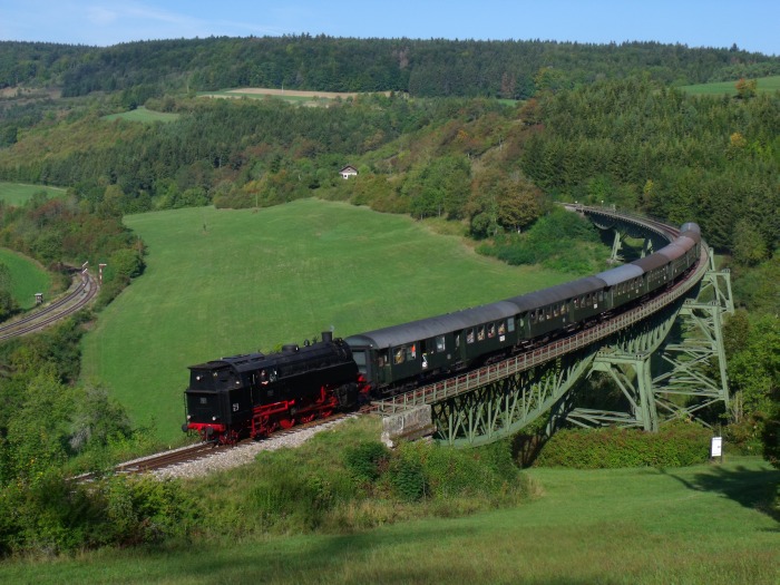 BB&nbsp;262&nbsp;Tv mit Zug von Blumberg nach Weizen abwärts, am Biesenbach-Viadukt oberhalb von Epfenhofen, um 10:15h am 15.09.2018