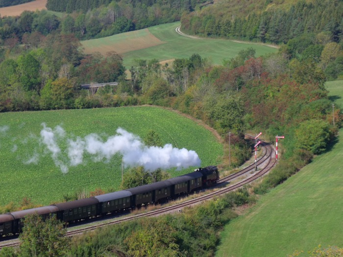 BB&nbsp;262&nbsp;Tv mit Zug von Blumberg nach Weizen abwärts, ausfahrend Epfenhofen, um 10:23h am 15.09.2018