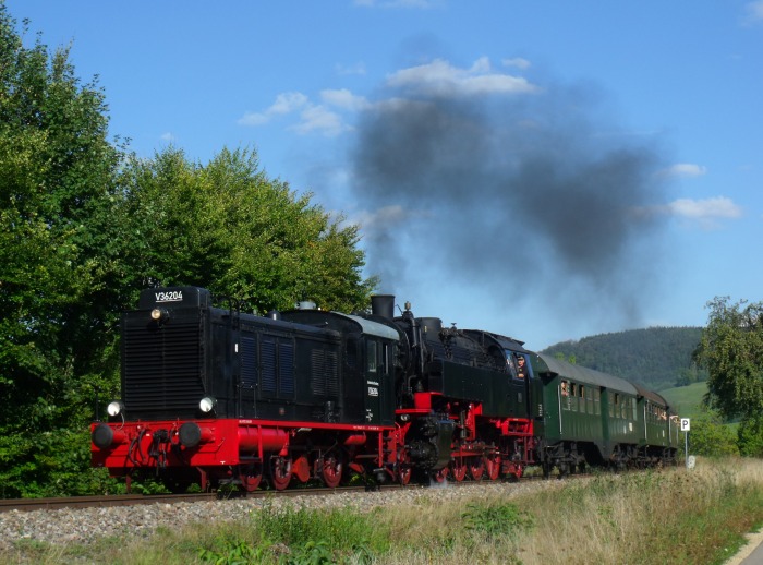 V36&nbsp;204 + 262&nbsp;BB mit Zug Blumberg&rarr;Weizen hinter der B314-Brücke oberhalb von Fützen, um 14:47h am 15.09.2018