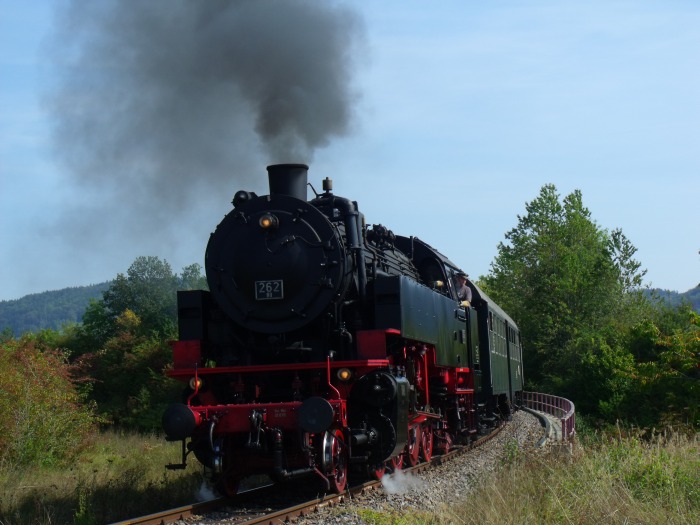 262&nbsp;BB mit Zug Blumberg&rarr;Weizen direkt an der B314-Brücke oberhalb von Fützen, um 12:22h am 16.09.2018