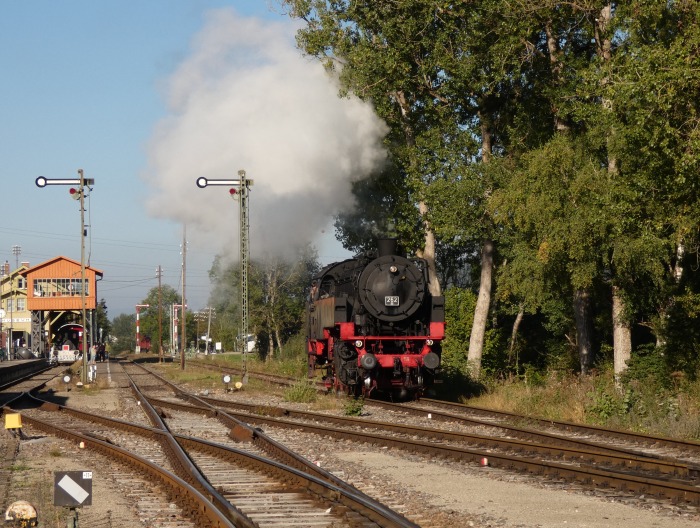 BB&nbsp;262 kam gerade aus Fützen morgens an und fährt an das östliche Abstellgleis, um dort ihren Zug abzuholen, Blumberg um 9:31h am 25.09.2021