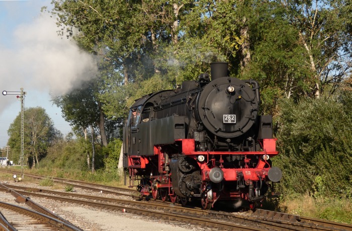 BB&nbsp;262 kam gerade aus Fützen morgens an und fährt an das östliche Abstellgleis, um dort ihren Zug abzuholen, Blumberg um 9:31h am 25.09.2021