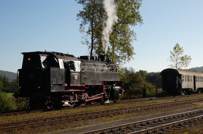 BB&nbsp;262 kuppelt gleich (Tv) an den hier abgestellten Zug, um ihn an den Bahnsteig in Blumberg zu ziehen, um 9:31h am 25.09.2021