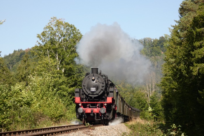 BB&nbsp;262&nbsp; mit Zug von Weizen nach Blumberg aufwärts, im Wald zwischen der Wutachbrücke und kl.Stockhaldentunnel vor Grimmelshofen, um 11:50h am 25.09.2021