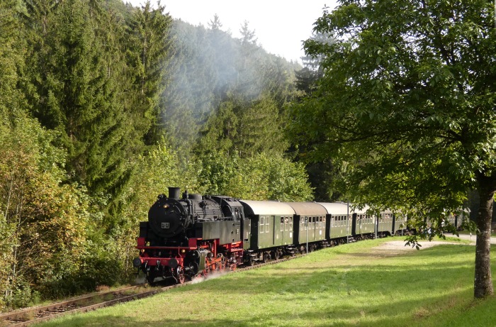 BB&nbsp;262 mit Zug von Weizen nach Blumberg, Ausfahrt Haltepunkt Lausheim-Blumegg, um 15:48h am 25.09.2021