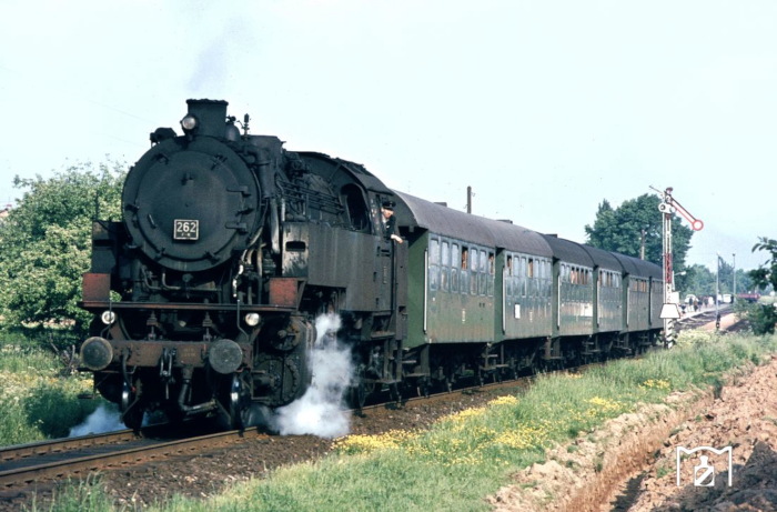 Im abendlichen Berufsverkehr ist die FK&nbsp;262 mit einem Personenzug nach Königstein bei Niederhofheim-Oberliederbach unterwegs, Mai 1969