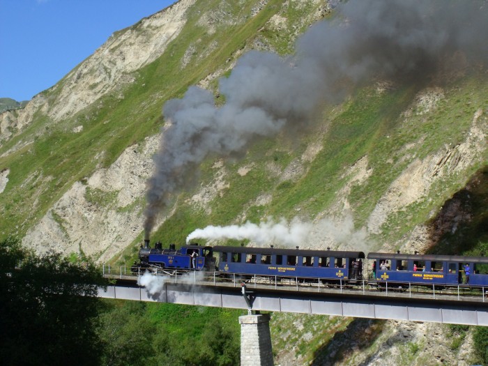 DFB&nbsp;1 direkt auf der hohen Bahnbrücke (Wilerbrücke) über die Furkareuss, um 10:29h am 22.08.2014