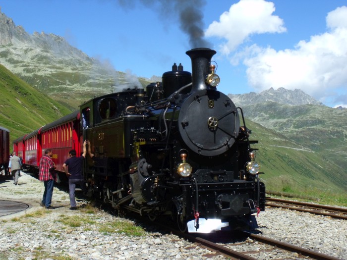 Lok BFD&nbsp;9 mit dem nachmittäglichen Zug von Realp nach Gletsch, beim Halt im Bahnhof Furka (auf der Passhöhe direkt vorm Tunnel), um ca.15:00h am 22.08.2014