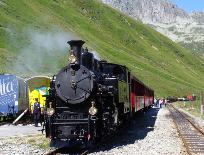 Lok BFD&nbsp;9 mit dem nachmittäglichen Zug von Realp nach Gletsch, beim Halt im Bahnhof Furka (auf der Passhöhe direkt vorm Tunnel), um ca.15:00h am 22.08.2014