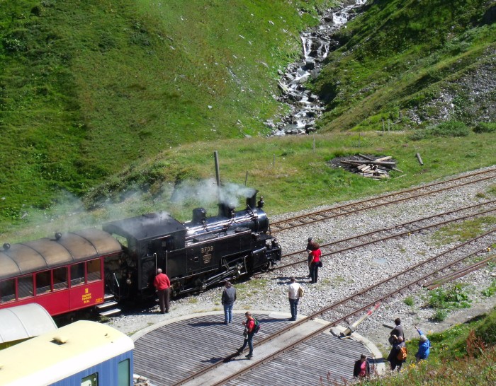 Lok BFD&nbsp;9 vorm Zug beim Halt in der Station Furka