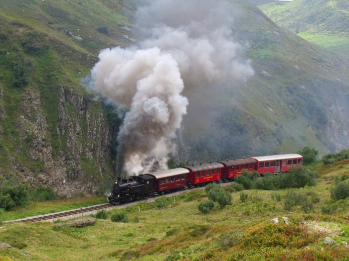 FO&nbsp;4 mit Zug Realp -Gletsch, am Furkareusstal kurz vor der Steffenbachbrücke, um 11.28h am 23.08.2014