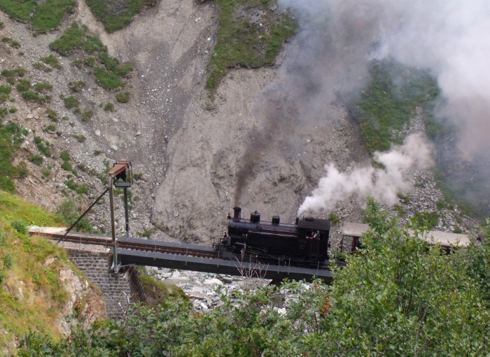 FO&nbsp;4 mit Zug Realp ->Gletsch direkt auf der Steffenbachbrücke, um 11.28h am 23.08.2014