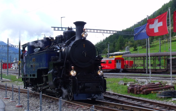 Die noch als DFB&nbsp;1 beschriftete ex FO&nbsp;1 (die anderen Nr.4 und 9 sind ja inzwischen authentisch schwarz lackiert und als &bdquo;FO&ldquo;-Lokomotiven beschriftet) beim Umsetzen im Bahnhof Oberwald um 12:33h am 24.08.2014