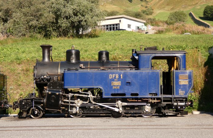 Die immer noch blaue HG3/4 Lok&nbsp;1 DFB ausgestellt neben der Dampfschneeschleuder und vor der neuen großen Wagenhalle in Realp, am 12.08.2022