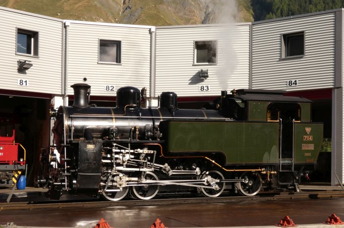 HG4/4 Nr.&nbsp;704 der DFB im Bw (Remise) Realp, um 9:10h am 15.08.2022 fotografiert