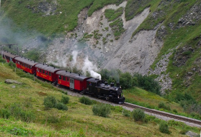 Die BFD&nbsp;9 kommt mit dem Zug aus Oberwald Richtung Realp abwärts gefahren, fotografiert gleich unterhalb der Steffenbachbrücke, wie man ja deutlich sieht, um 12:24h am 23.08.2014