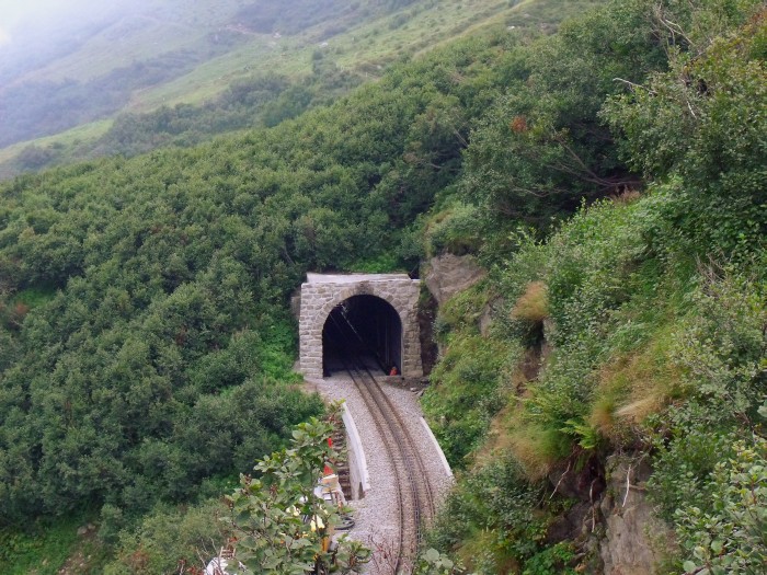 Das obere Portal des Alt Senntumstafeltunnels&nbsp;I, aus dem herausfahrend ich den nächsten bergfarenden Zug fotografieren wollte, um 14:30h am 23.08.2014