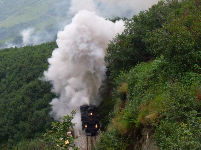 Lok BFD/FO&nbsp;9 mit Zug Realp ->Oberwald gleich hinter dem obersten Alt Senntumstafeltunnel (der Nr. I), um 14:32h am 23.08.2014