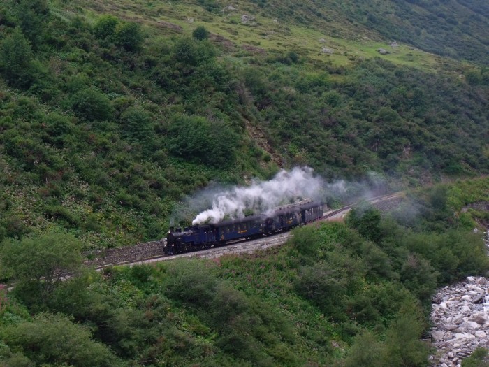 DFB&nbsp;1 (= FO&nbsp;1) mit Zug von Oberwald kommt bergab gefahren, am Furkareusstal oberhalb der Wilerbrücke, um 16:02h am 23.08.2014