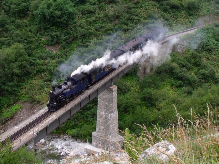 DFB&nbsp;1 (= FO&nbsp;1) mit Zug von Oberwald nach Realp bergab direkt auf der Wilerbrücke, um 16:03h am 23.08.2014