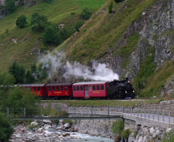 FO&nbsp;4 mit Zug von Gletsch nach Realp im Reusstal wenige hundert Meter vorm Betriebswerk der Bahn vor Realp, um 16:51h am 23.08.2014
