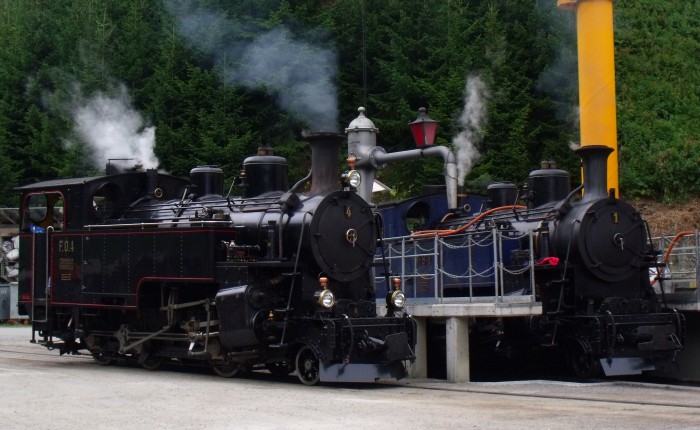 FO&nbsp;4 neben der FO&nbsp;1 (DFB&nbsp;1) an der Grube, Bw Realp um 17:10h am 23.08.2014