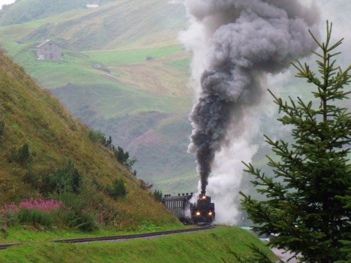DFB&nbsp;1 mit dem erstem Zug des Tages von Realp nach Oberwald beginnt den Aufstieg, nur wenige Meter hinter dem Start der Zahnstange im Gleis, um 10:24h am 24.08.2014